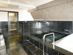 Indoor spa tub - Satomo Ryokan (Kyoto)
