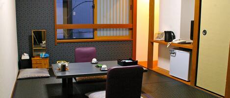 Økonomirom, ikke-røyk (Japanese Style Room) | Spiseområde på rommet