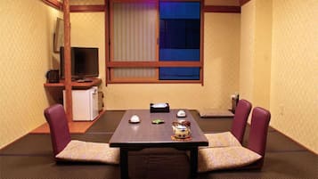 Comfort Room, Non Smoking | Down comforters, in-room safe, desk, blackout drapes