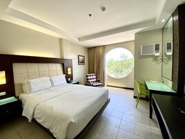 Deluxe Queen (1 Queen Bed) | In-room safe, desk, free WiFi, bed sheets