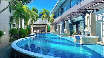 Piscina all'aperto, lettini