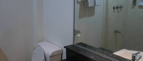 Ein Badezimmer mit Toilette, Waschbecken und einer Duschkabine.