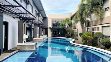 Piscina a l'aire lliure i gandules