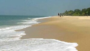Una playa con arena y olas suaves.