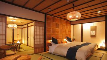 Habitación superior | Edredón, caja de seguridad en la habitación y decoración personalizada