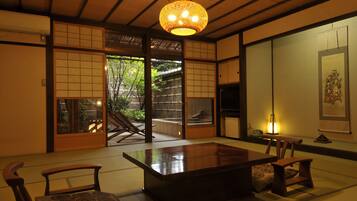 Habitación tradicional (with Private Open-Air Bath) | Edredón, caja de seguridad en la habitación y decoración personalizada