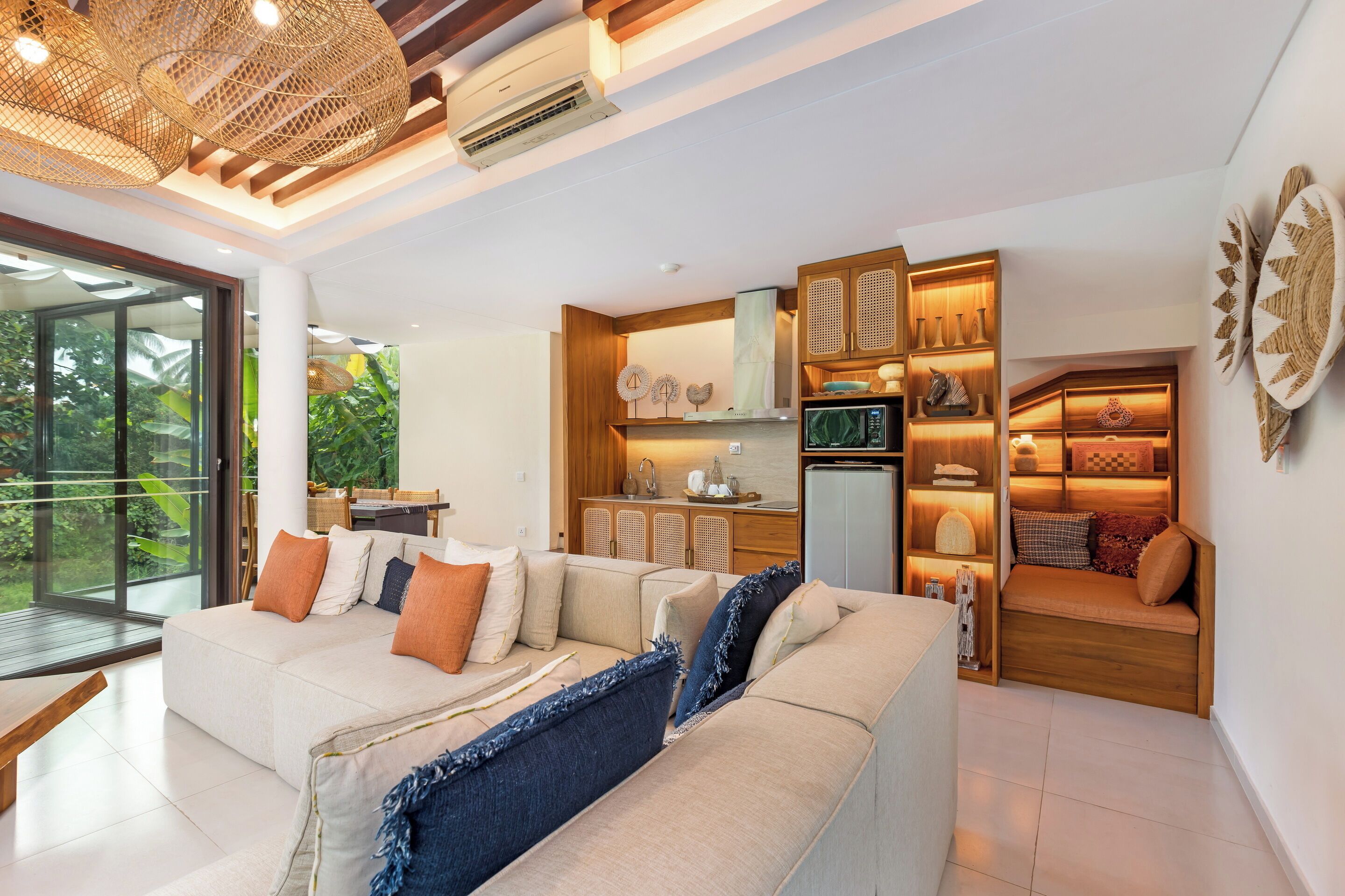 Uma sala de estar moderna com sofá, área de jantar e cozinha.