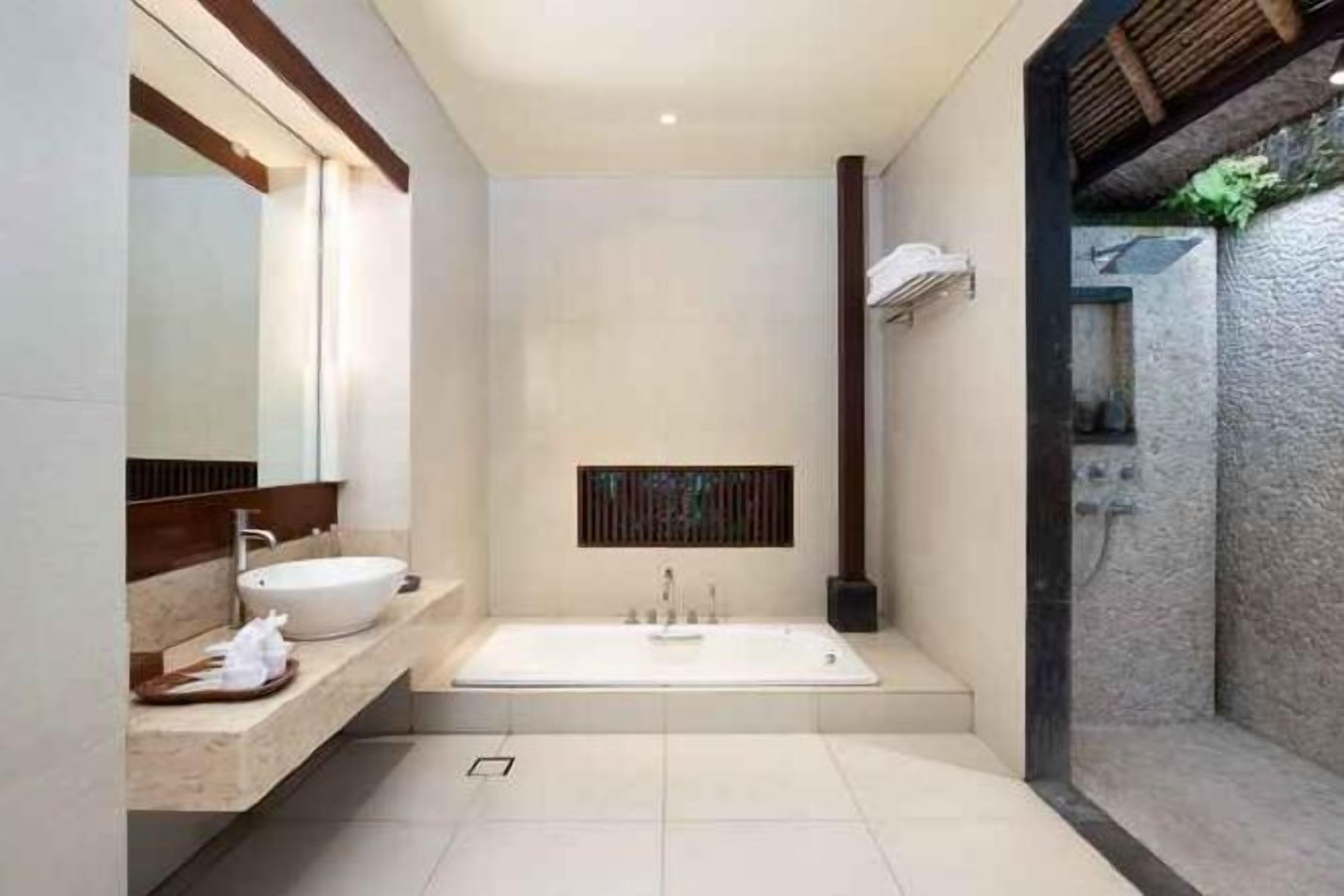 Baño | Artículos de higiene personal gratuitos, secador de pelo, bidé y toallas