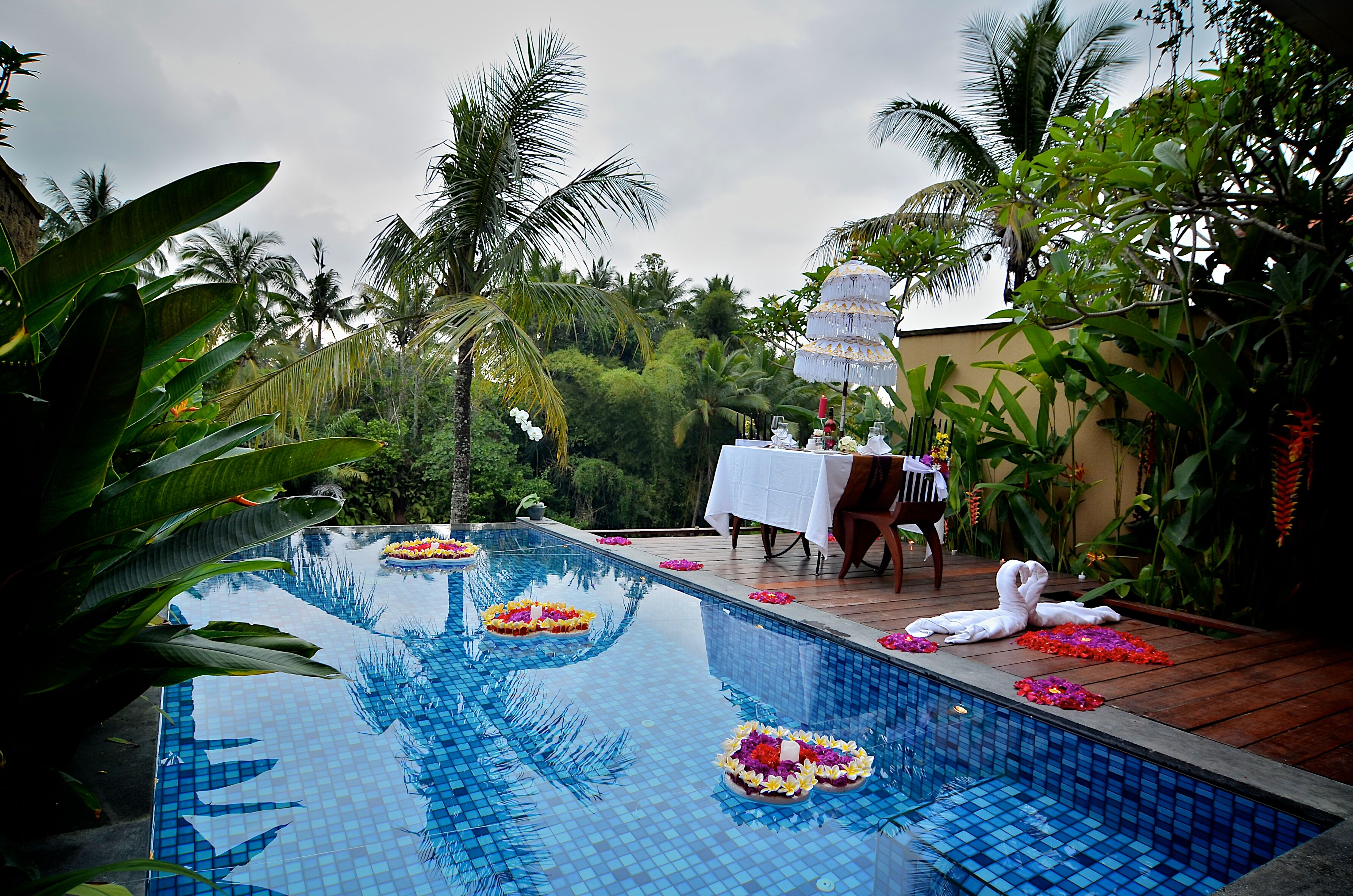Kolam renang indoor