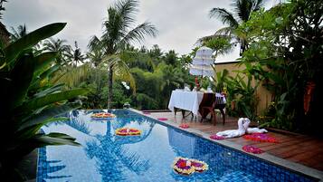 Kolam renang indoor