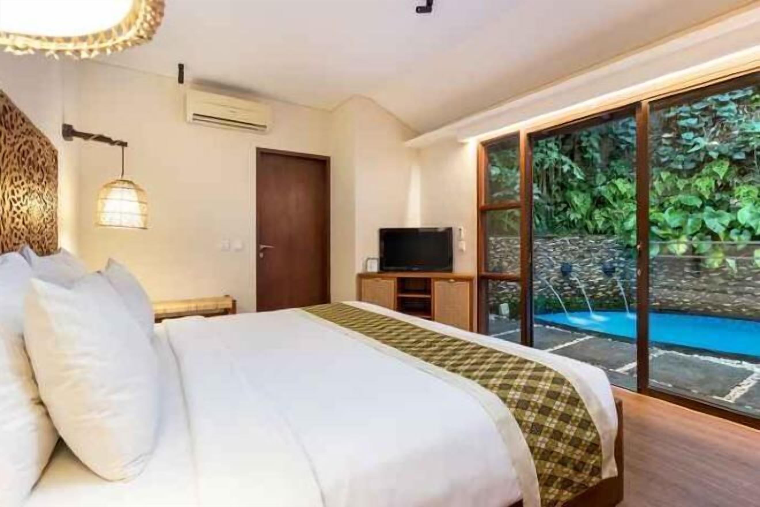 Free minibar, iron/ironing board, free WiFi, bed sheets