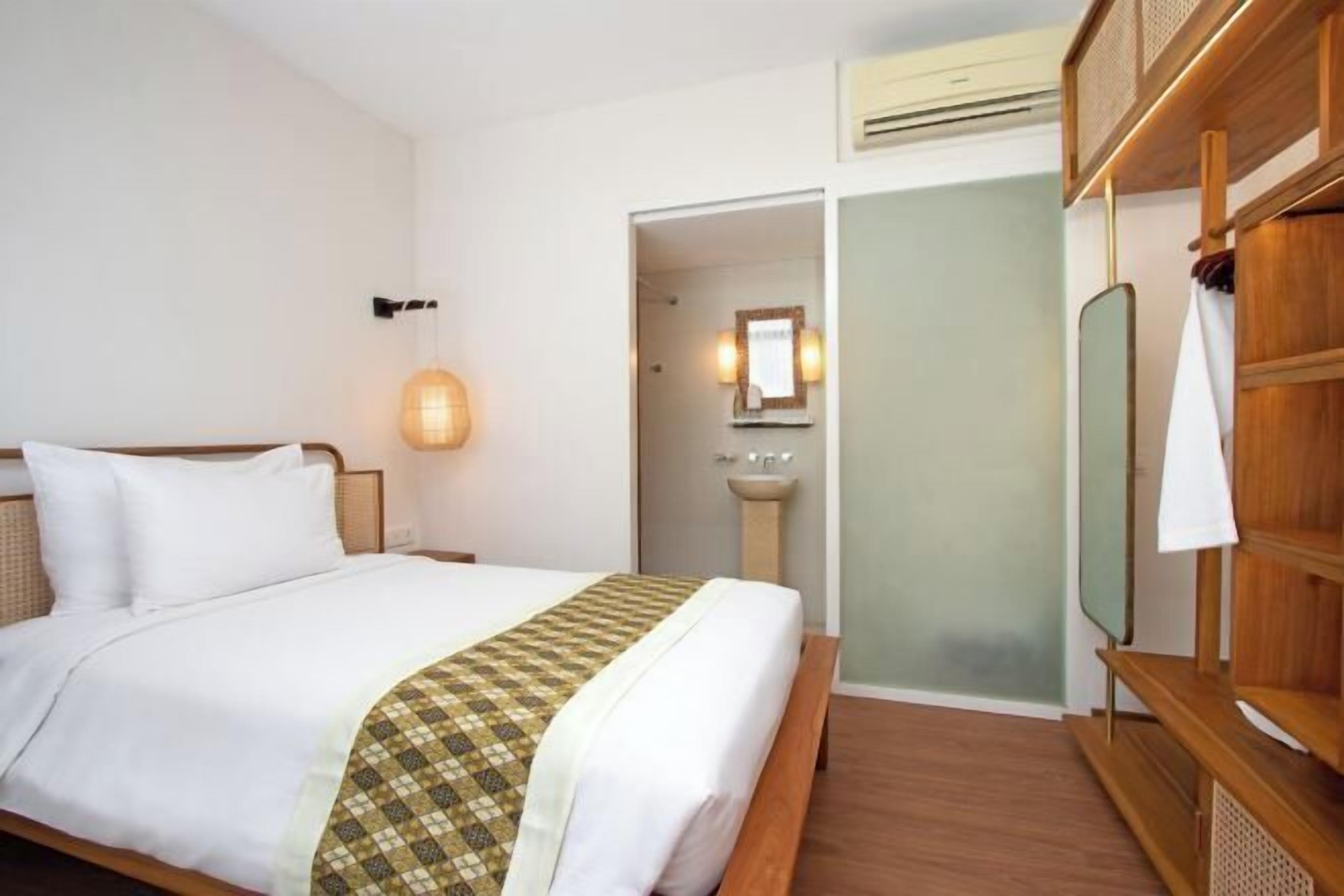 Minibar con artículos gratuitos y tabla de planchar con plancha