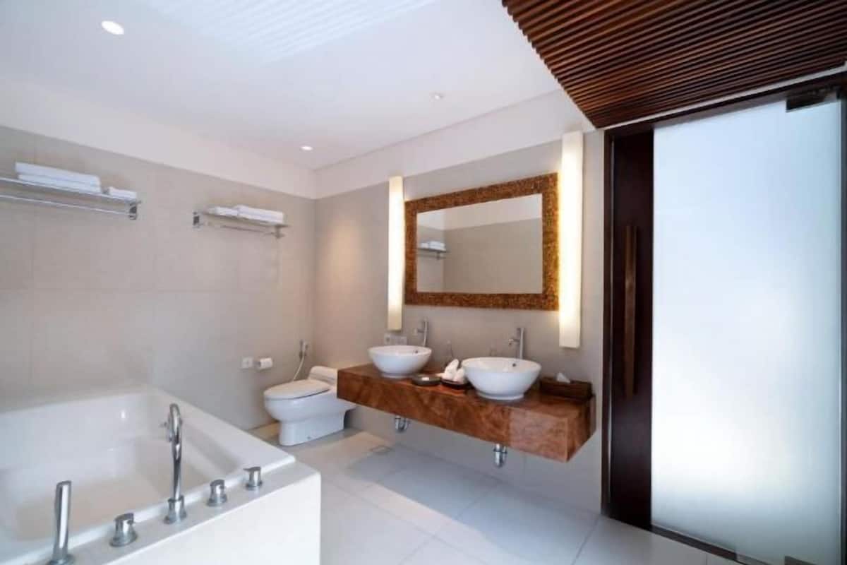 Salle de bain | Articles de toilette gratuits, sèche-cheveux, bidet, serviettes fournies