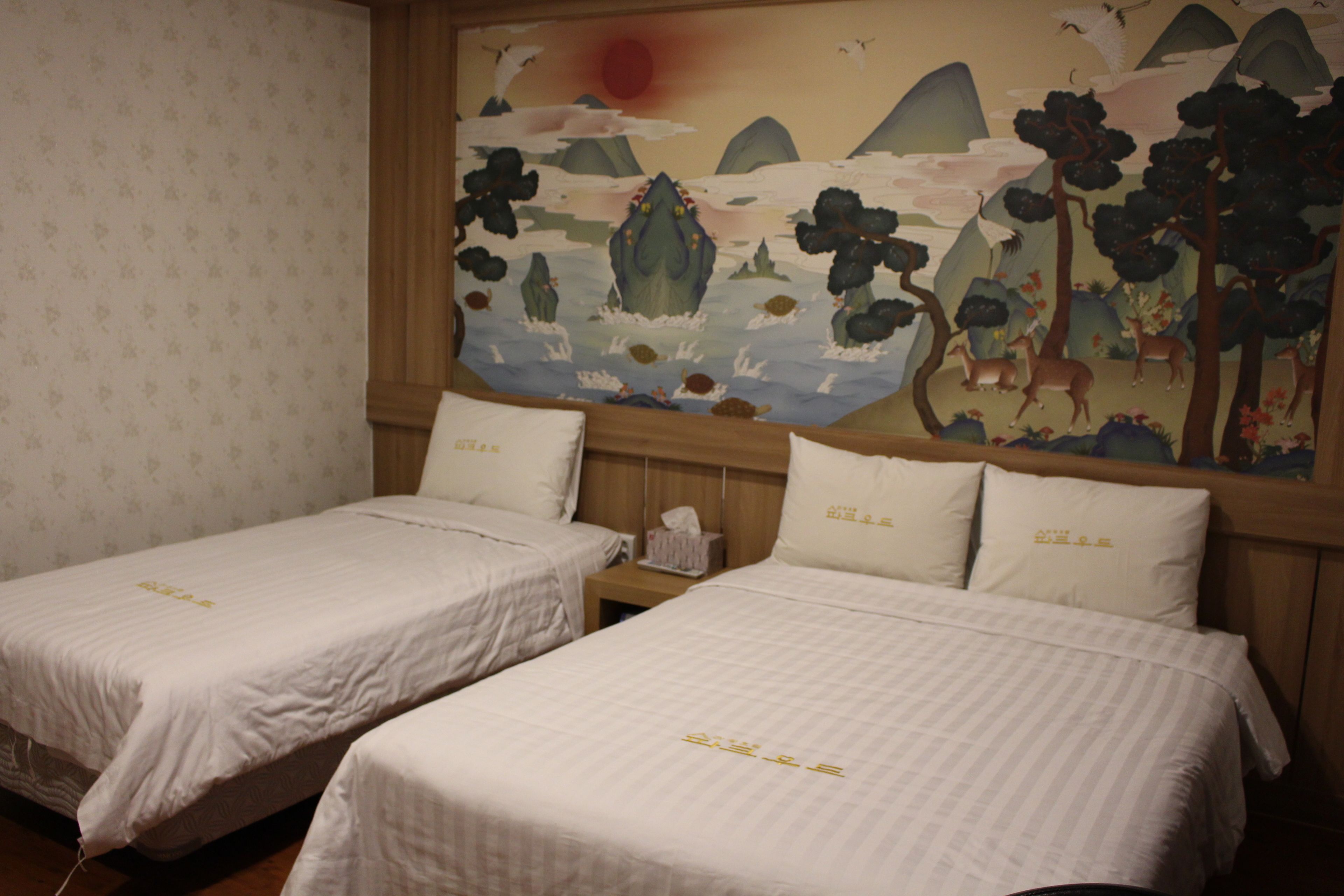 premium twin room (3 persons) | premium bedding, individually furnished, desk, iron/ironing board