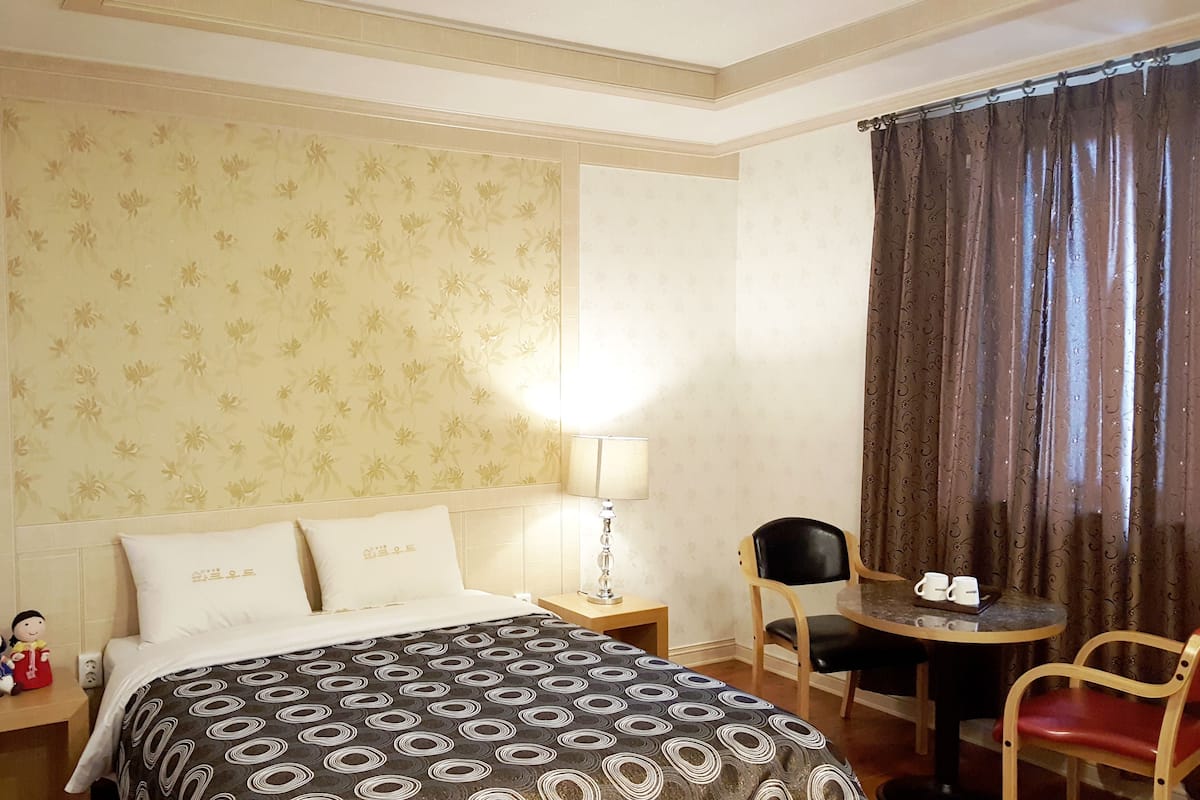 Deluxe Double Room | Premium bedding, individually furnished, desk, iron/ironing board