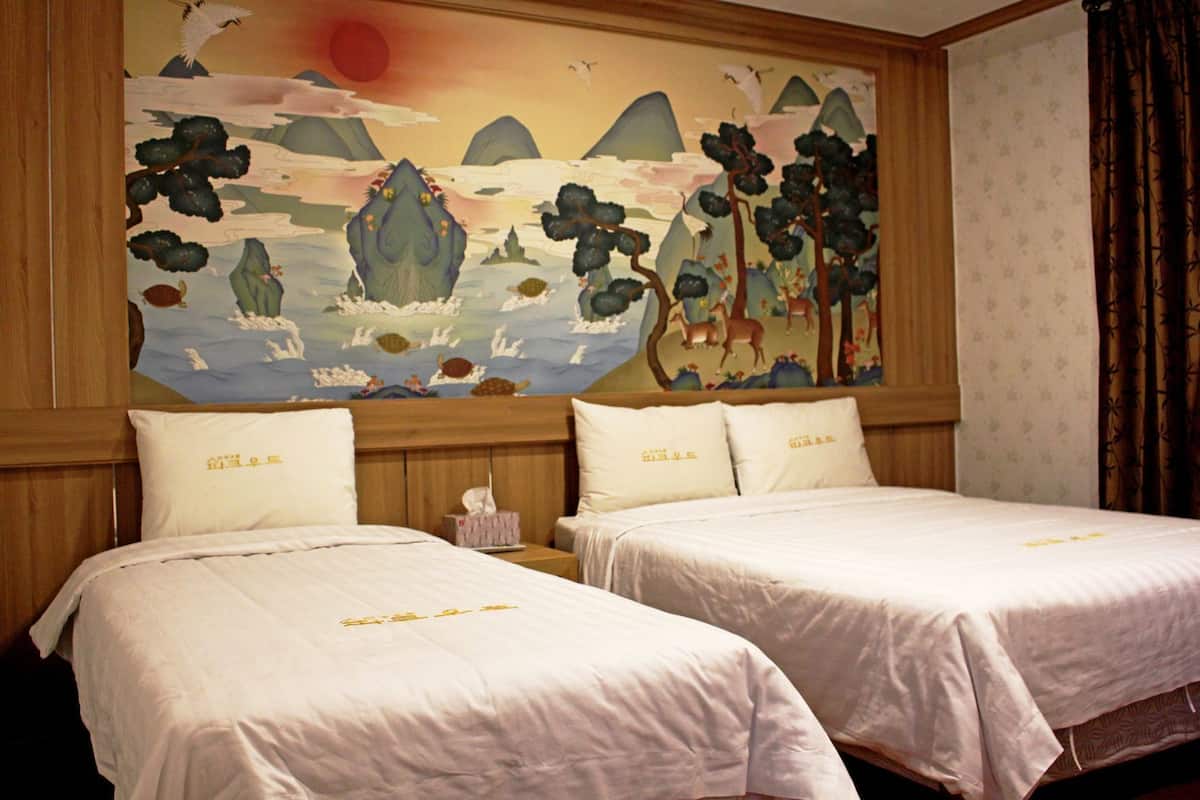 Ropa de cama de alta calidad, muebles diferentes y escritorio