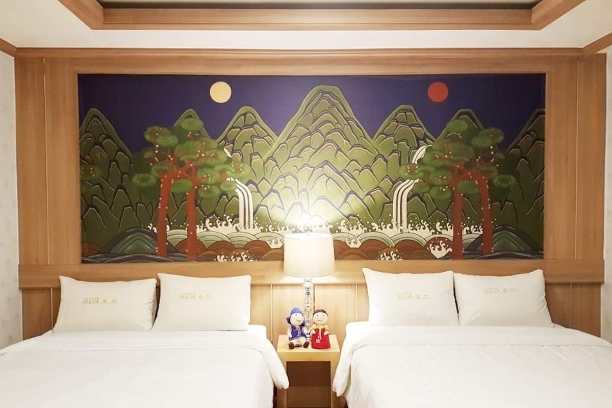 family room (premium) | premium bedding, individually furnished, desk, iron/ironing board