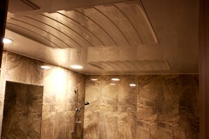 Chambre Deluxe avec lits jumeaux (for 2 persons) | Salle de bain | Douche, articles de toilette gratuits, sèche-cheveux, peignoirs