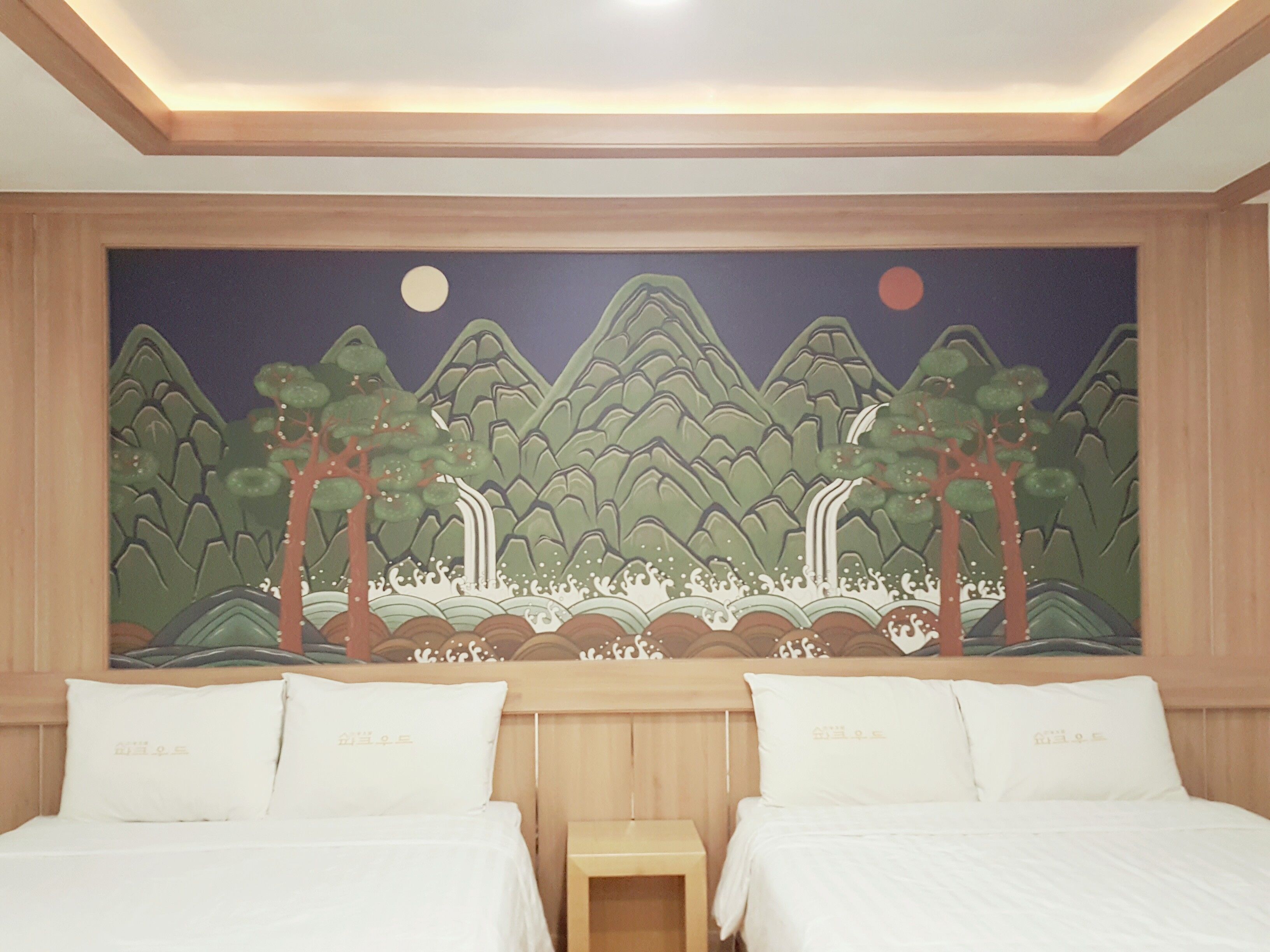 family room (premium) | premium bedding, individually furnished, desk, iron/ironing board