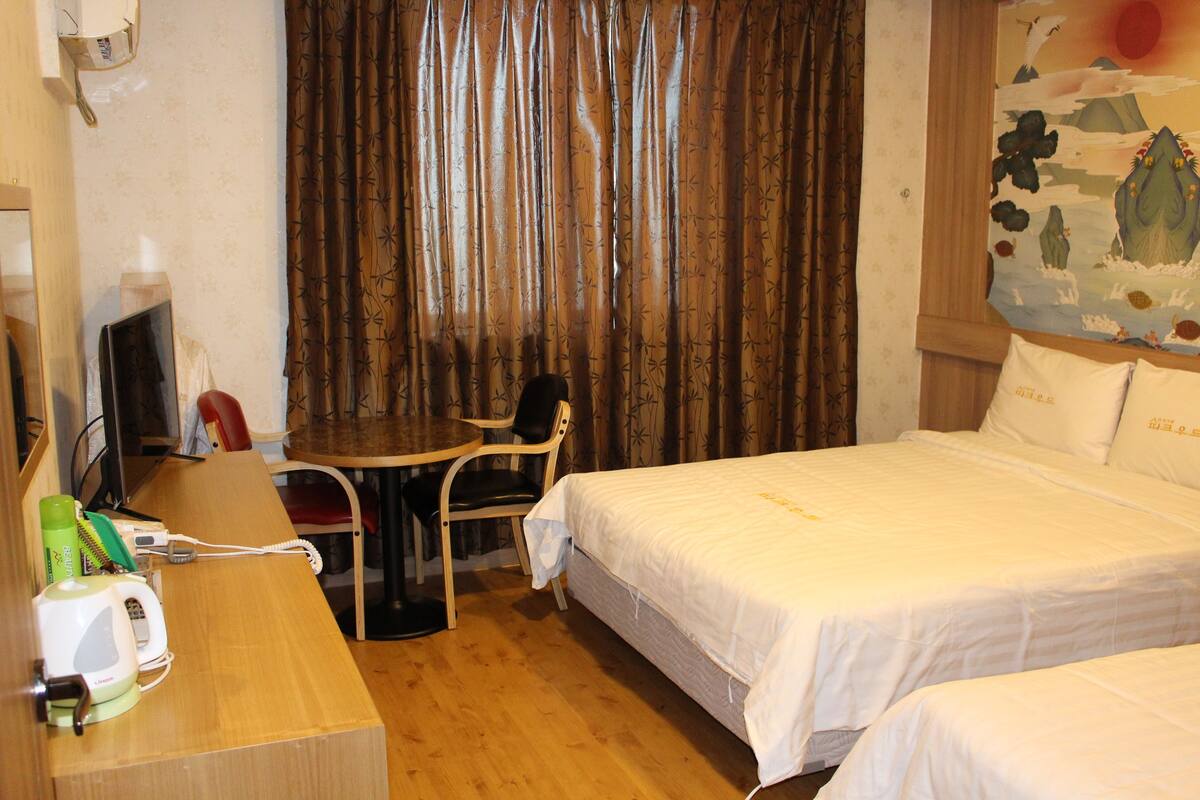 豪華雙床房 (for 2 persons) | 高級寢具、書桌、熨斗/熨衣板、免費無線上網