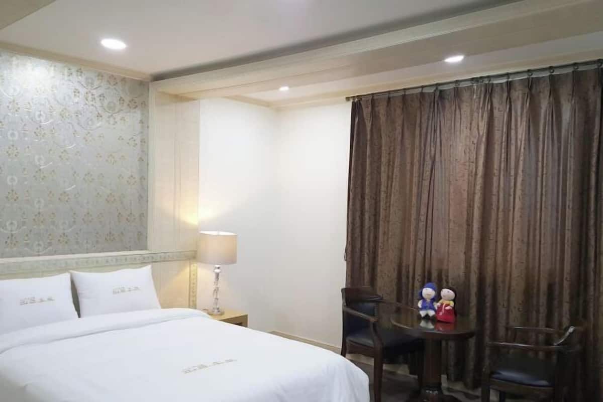 Premium bedding, individually furnished, desk, iron/ironing board