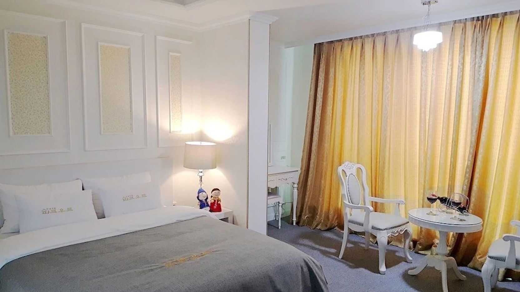 Ropa de cama de alta calidad, muebles diferentes y escritorio 