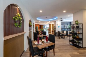 Breakfast, lunch and dinner served - Everyday Hotel Kuta Central (Kuta)
