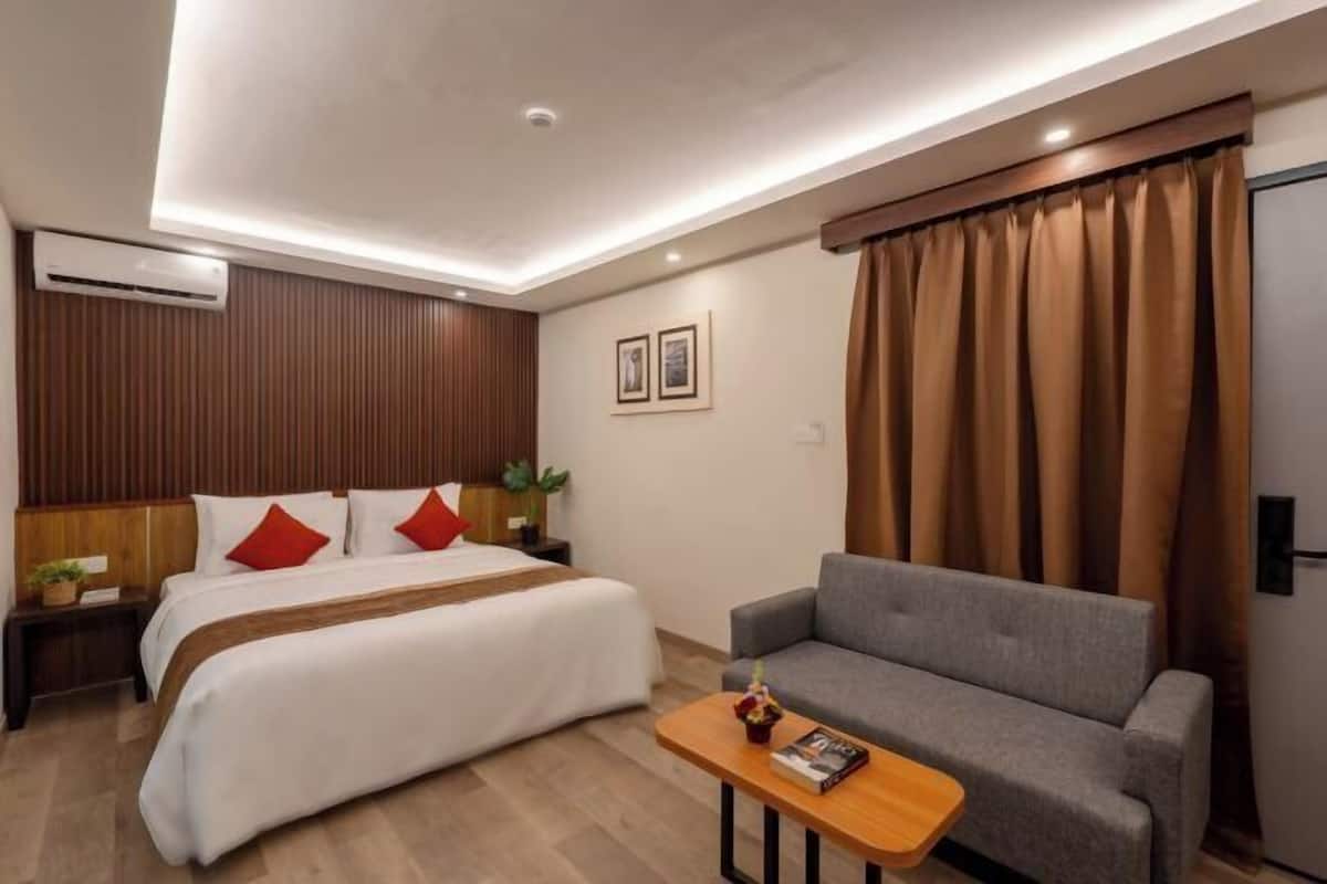 In-room safe, WiFi (free), bed sheets