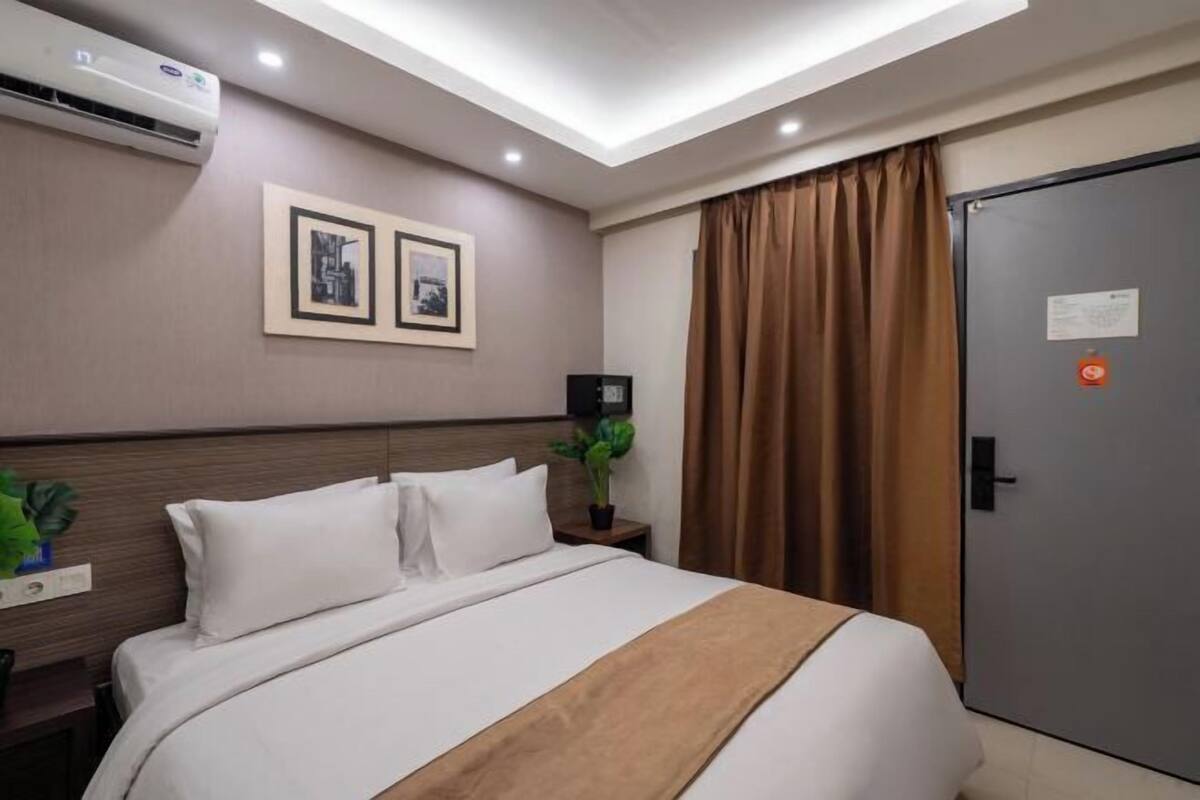 In-room safe, WiFi (free), bed sheets