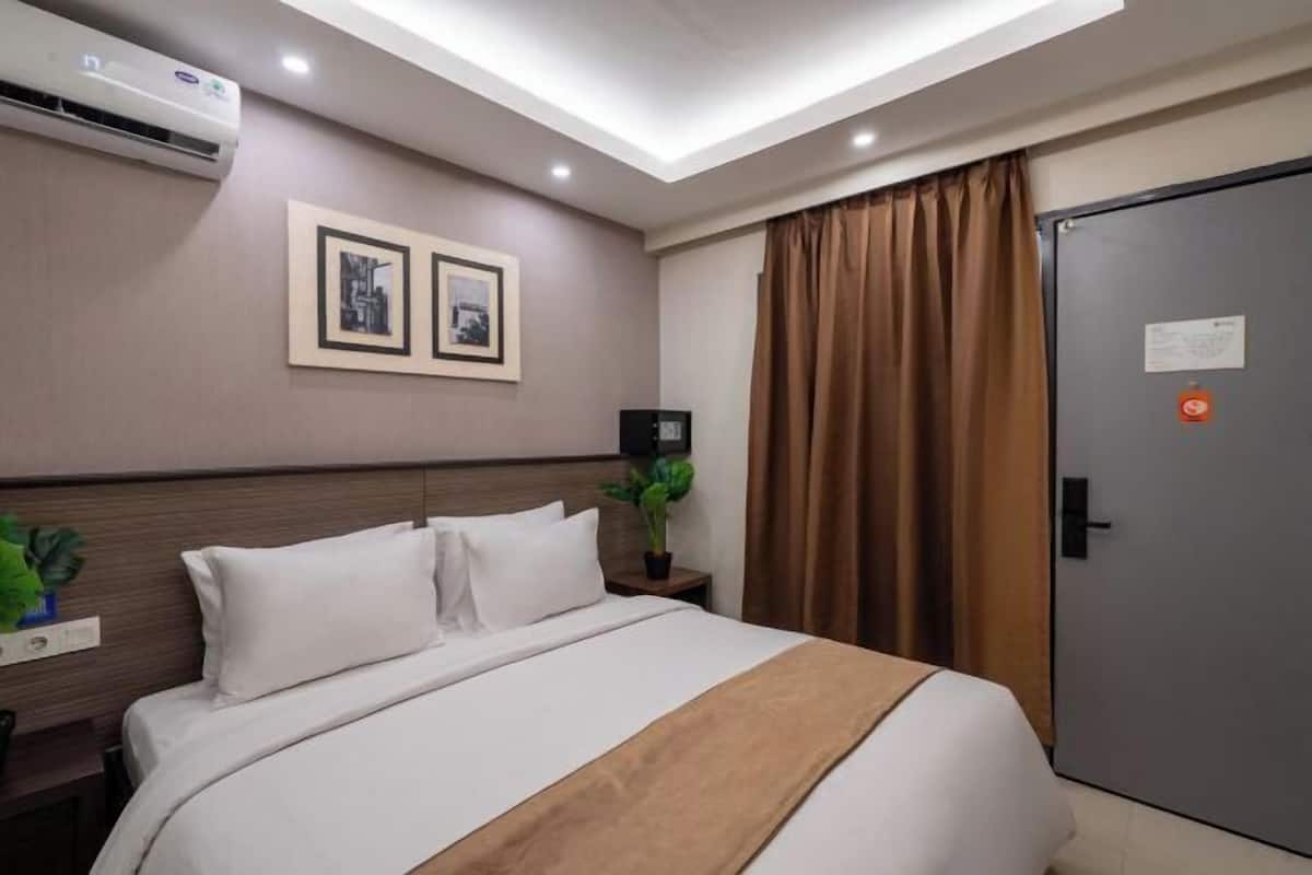 In-room safe, free WiFi, bed sheets