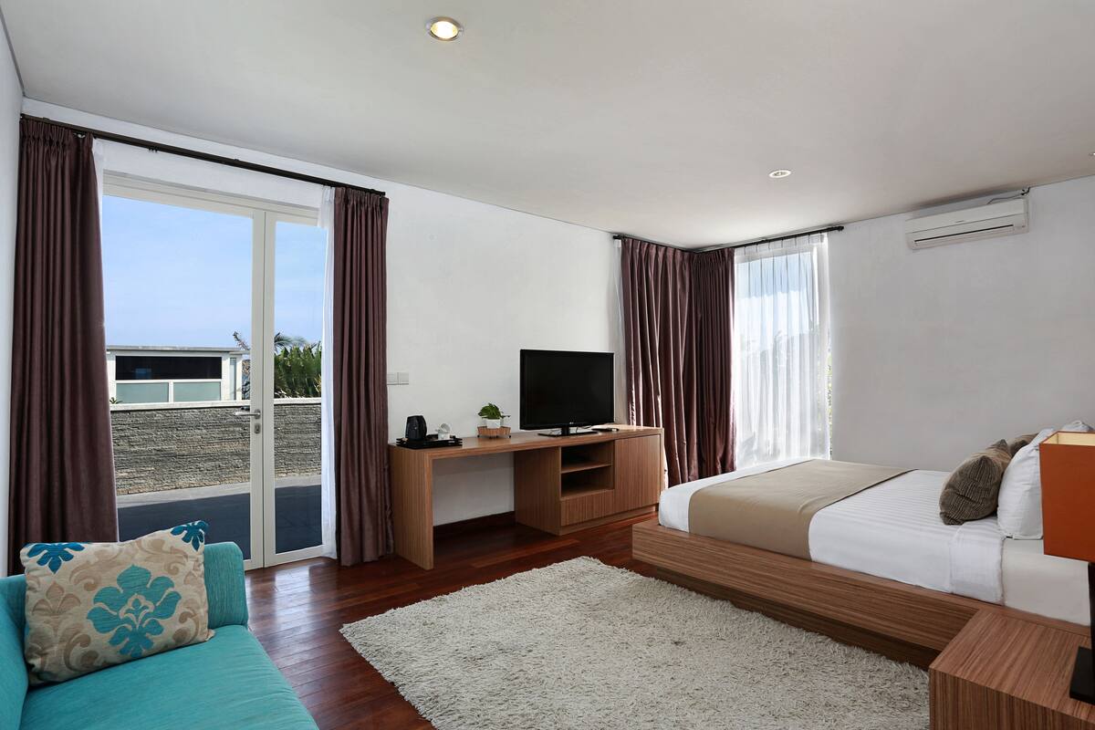 Down comforters, memory foam beds, minibar, in-room safe