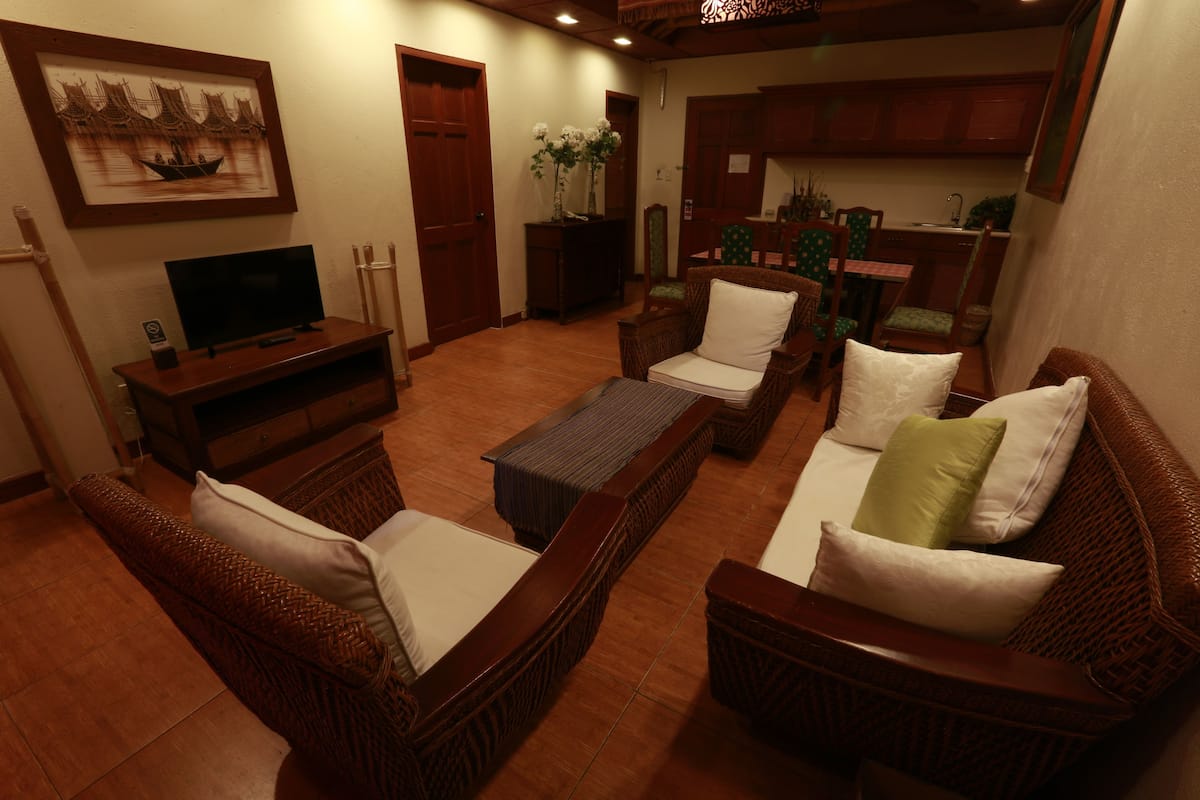 presidential suite, 1 king bed | living area | 21-inch tv with cable channels