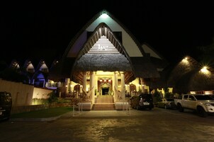 Fachada da propriedade à noite