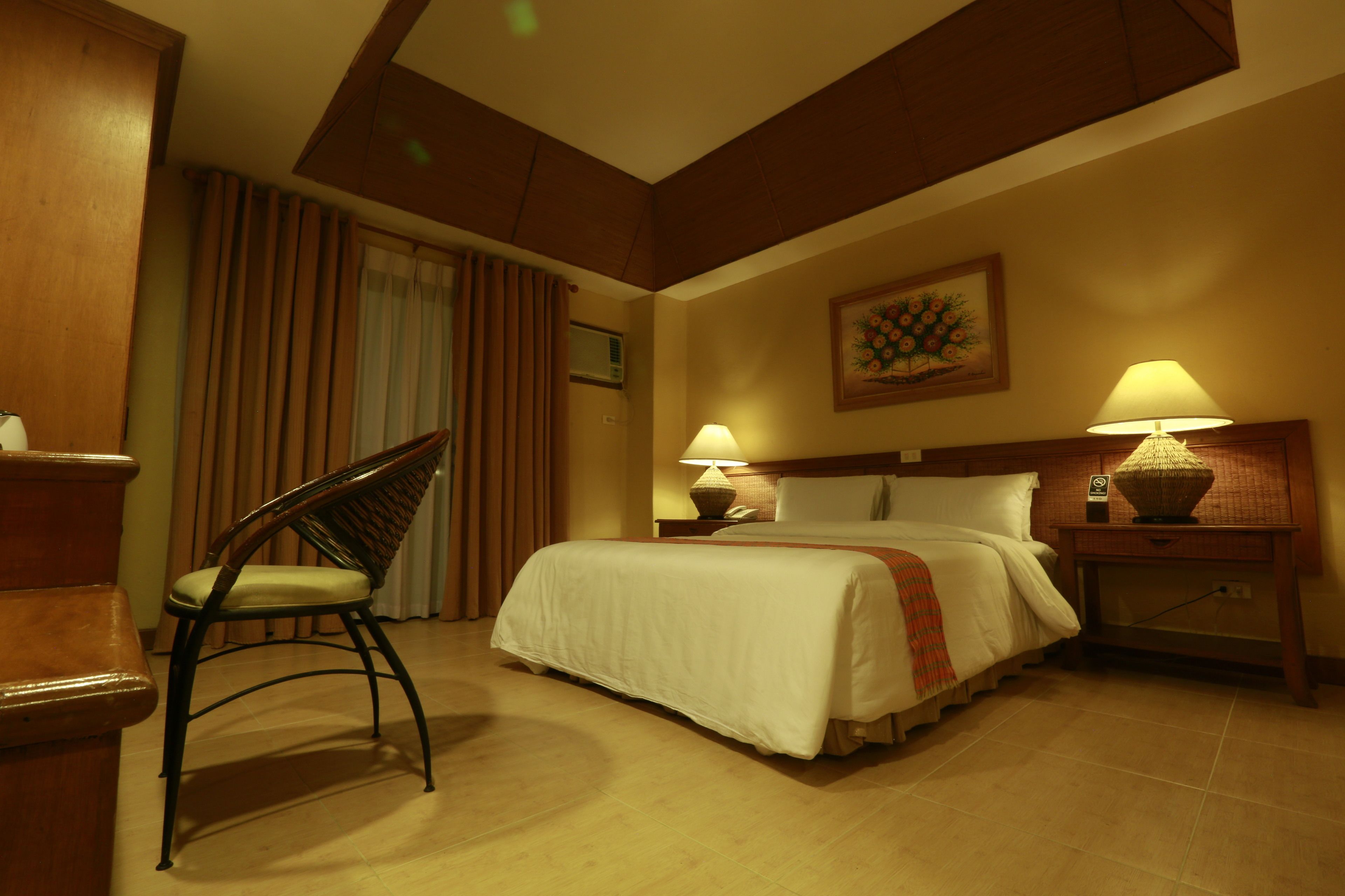 junior suite, 1 queen bed | 1 bedroom, in-room safe, free wifi, bed sheets