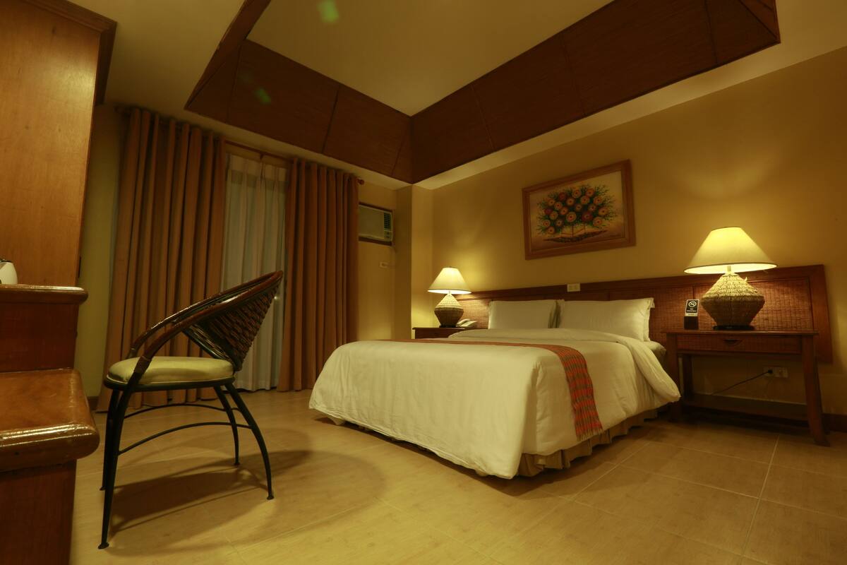 junior suite, 1 queen bed | 1 bedroom, in-room safe, free wifi, bed sheets