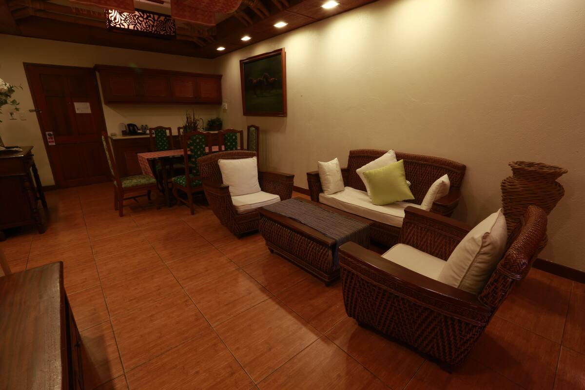 presidential suite, 1 king bed | living area | 21-inch tv with cable channels