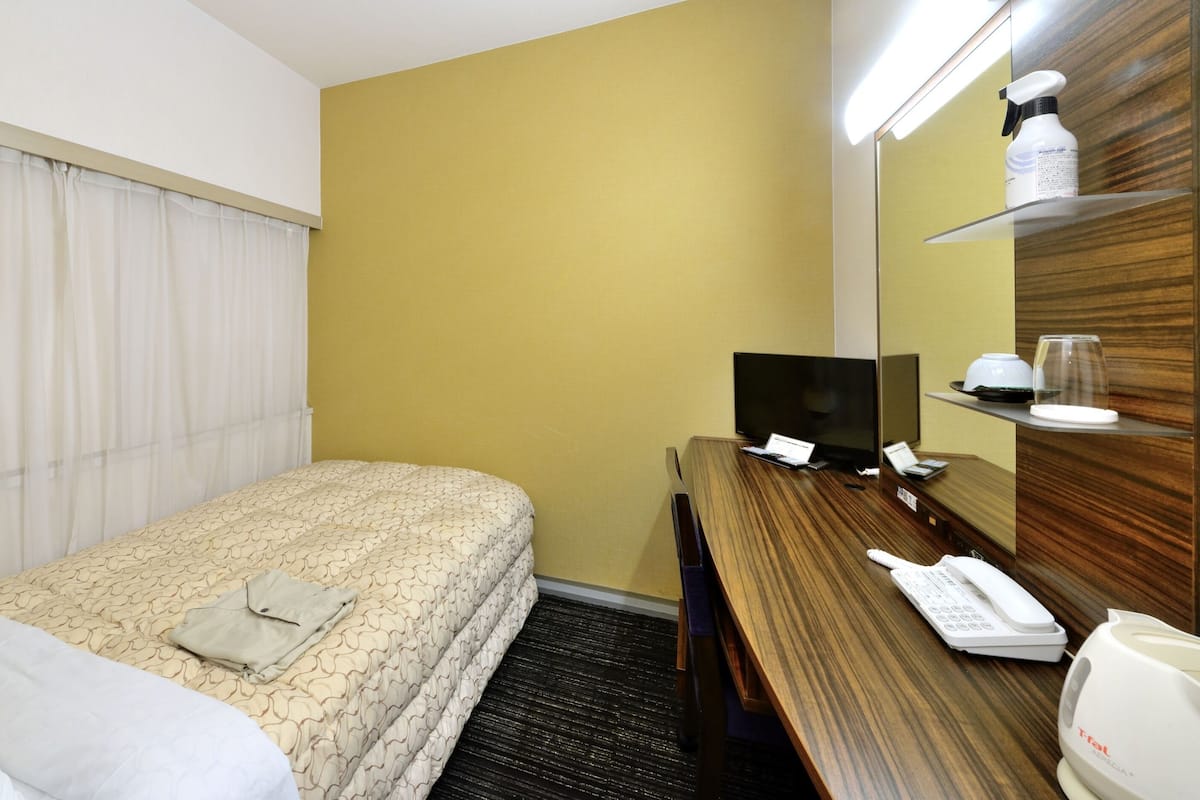 Edredón, escritorio, wifi gratis y ropa de cama