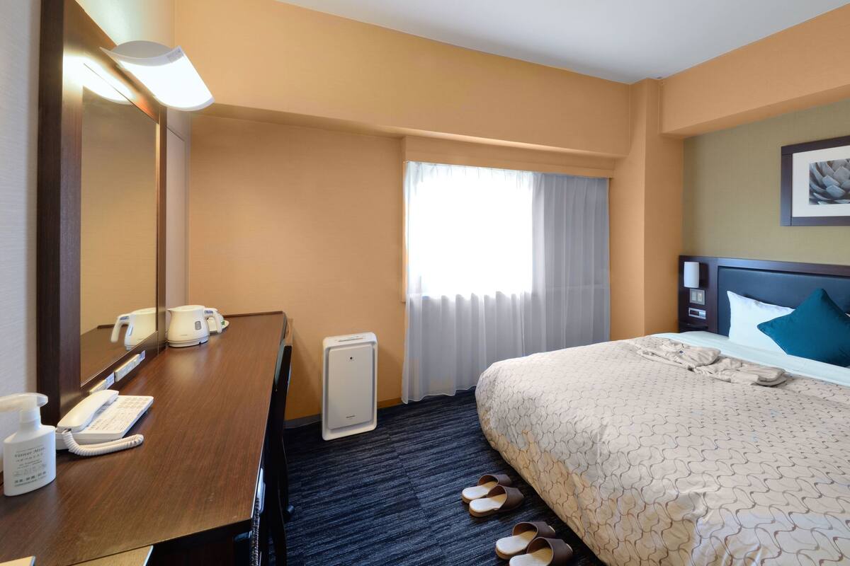 Down duvets, desk, free WiFi, bed sheets