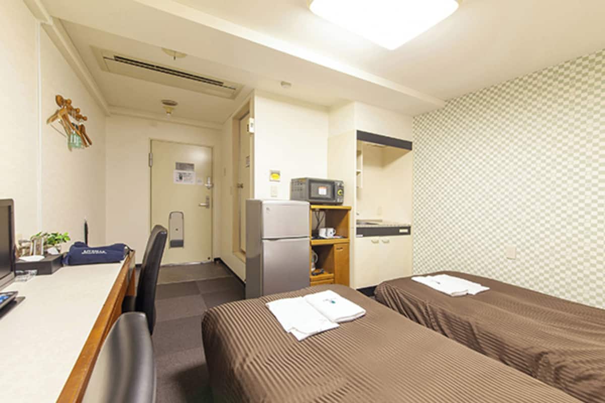 Twin Room, Smoking