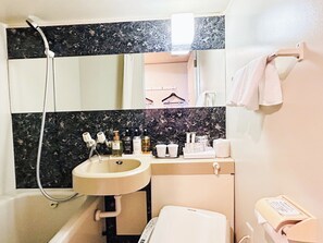 Combined shower/tub, free toiletries, hair dryer, slippers - Hotel Livemax Nippori, Tokyo (Tokyo)