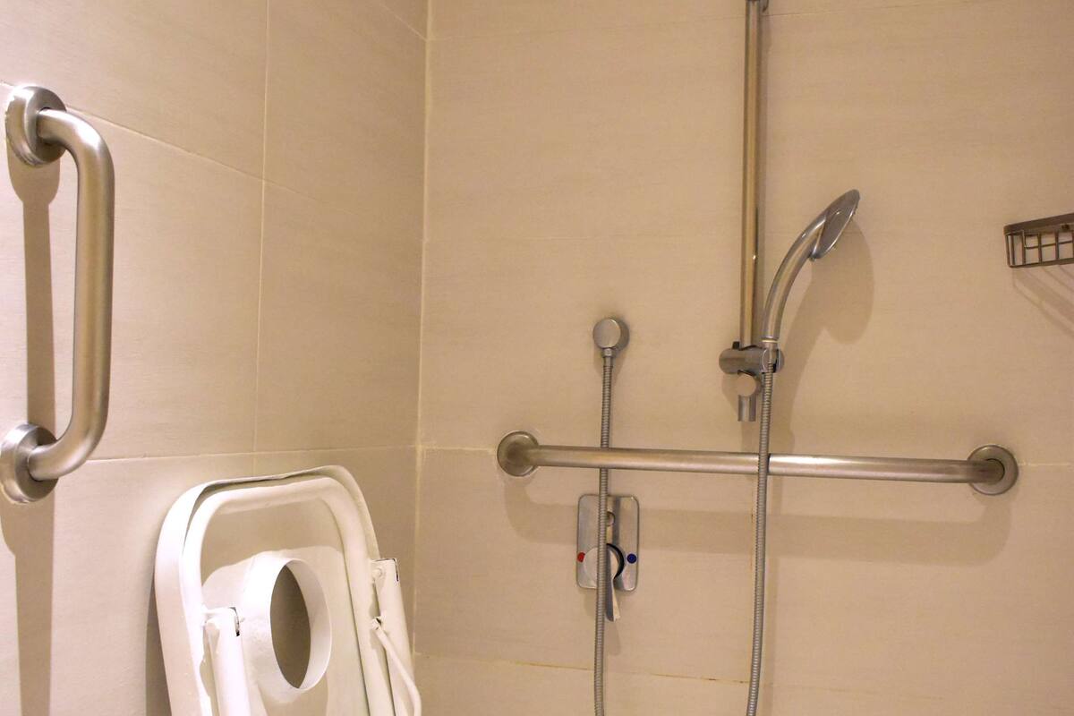 room, 1 queen bed, accessible, non smoking | bathroom | shower, free toiletries, hair dryer, bathrobes