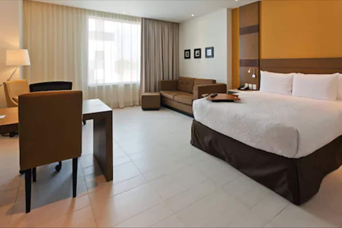 Cofres nos quartos, cortinas blackout, ferros/tábuas de passar roupa