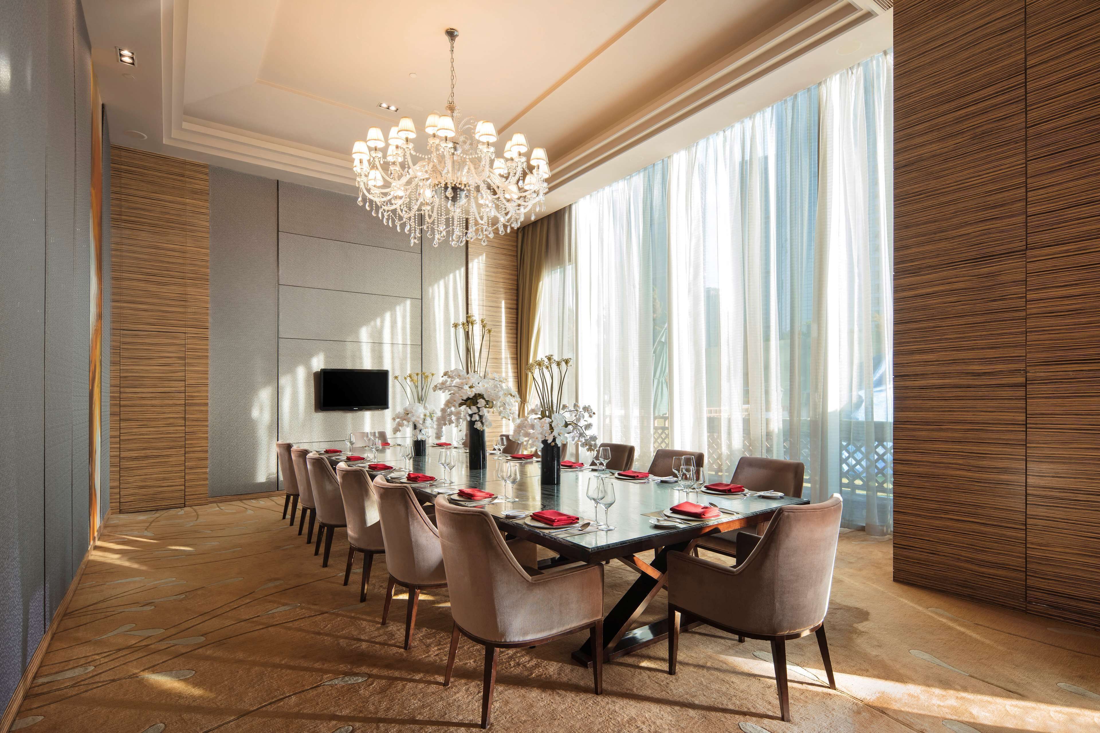 3 restaurants, lunch served