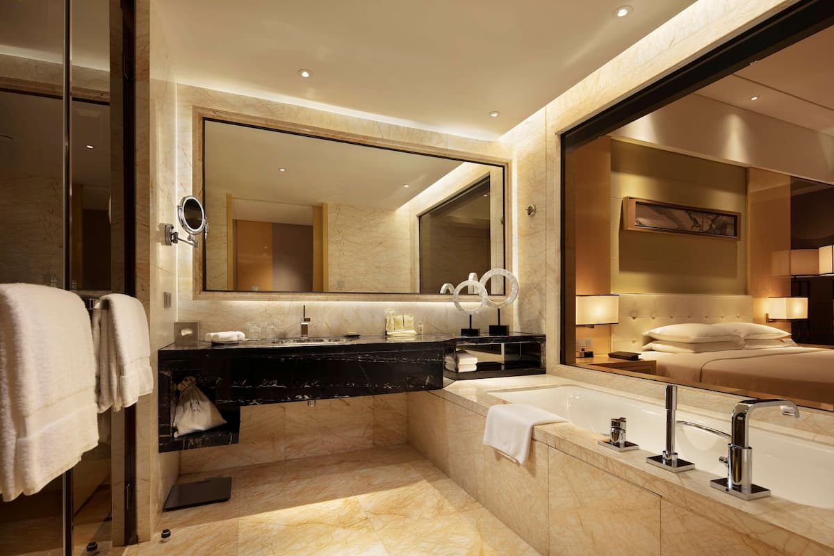 King Executive Corner Room with Lounge Access | 1 bedroom, premium bedding, down duvets, minibar