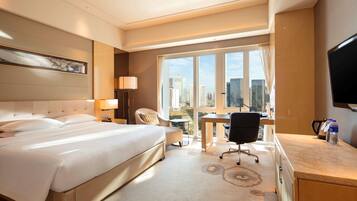 King Hilton Guestroom | Premium bedding, down duvets, minibar, in-room safe