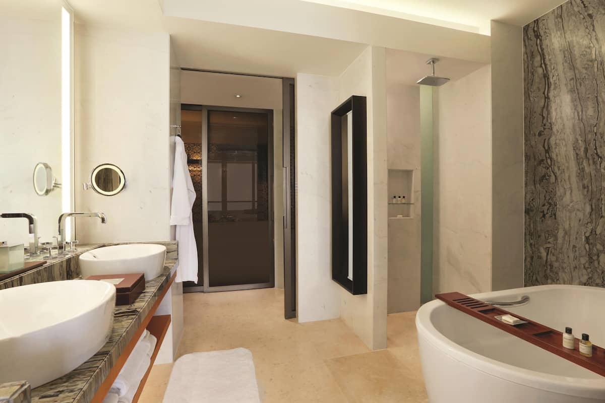 Kamar, 1 Tempat Tidur King | Seprai katun Mesir, seprai premium, isi minibar gratis, dan brankas