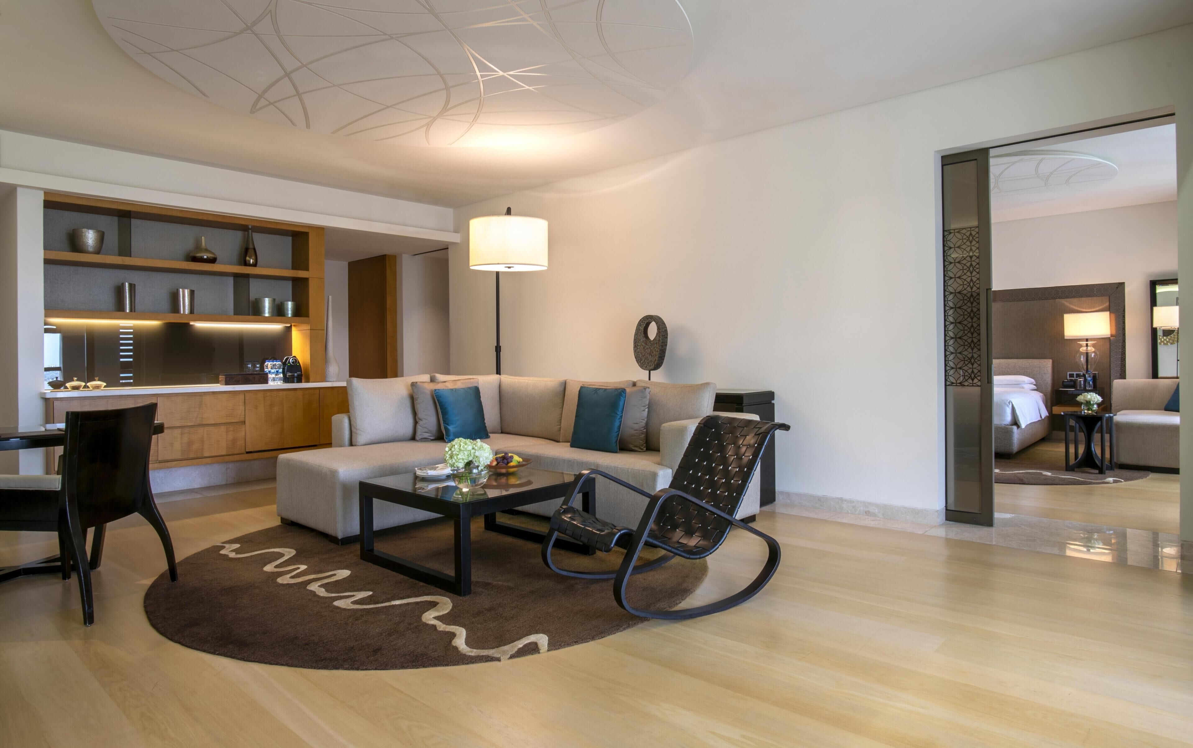 ห้องสวีท, วิวทะเล (Park) | ผ้าปูที่นอนฝ้ายอียิปต์, เครื่องนอนระดับพรีเมียม, มินิบาร์ฟรีบางอย่าง