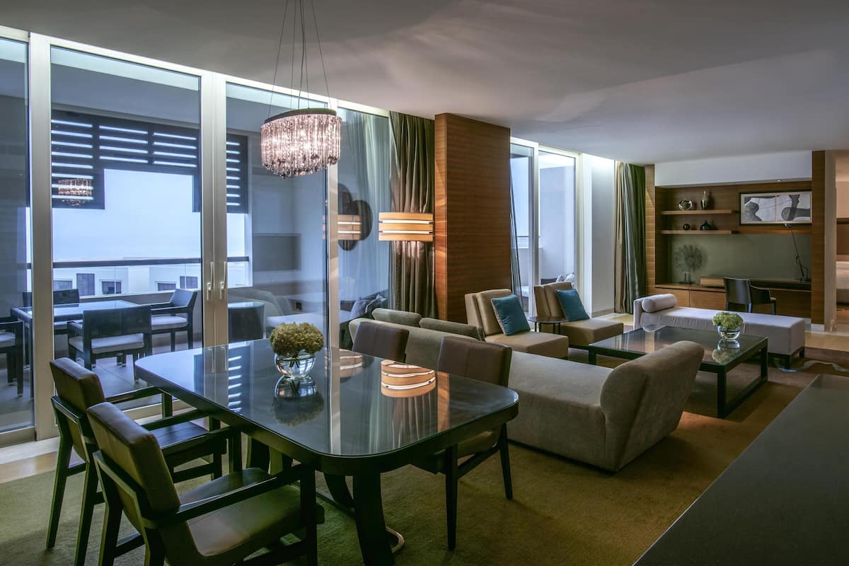 Suite Panorama, pemandangan samudra | Seprai katun Mesir, seprai premium, isi minibar gratis, dan brankas