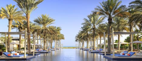 5 Außenpools, Sonnenschirme, Liegestühle