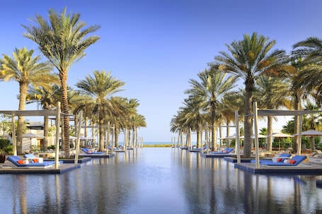 5 piscinas al aire libre, sombrillas, sillones reclinables de piscina. Park Hyatt Abu Dhabi Hotel & Villas